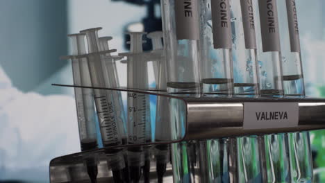 Valneva-Covid-19-Impfstoff-Im-Laborgestell-Der-Reagenzglasfläschchen