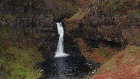 Luftdrohne-In-Zeitlupe-Fliegt-Vom-Lealt-Fall-Wasserfall-Im-Herbst-In-Skye,-Schottland