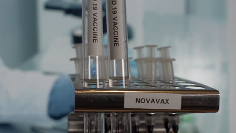 Novavax-Covid-impfstoff-reagenzglasfläschchen-Werden-In-Ein-Rack-Gestellt