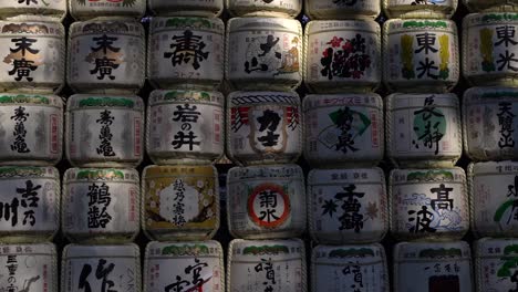 Lento-Caminar-A-La-Izquierda-Entre-Famosos-Barriles-De-Sake-En-El-Santuario-Meiji-En-Tokio---Cerrar