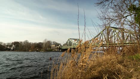 Windiger-Tag-Großes-Körperwasser,-Das-Unter-Der-Glinicker-Brücke-In-Deutschland-Fließt,-Statisch