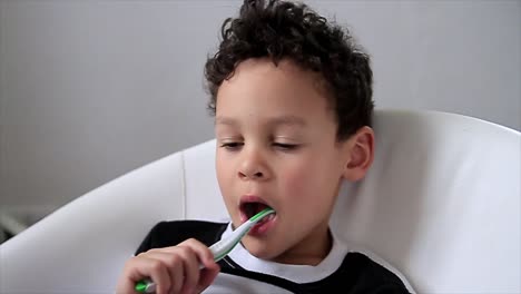 Junge,-Der-Seine-Zähne-Mit-Zahnbürste-Mit-Grauem-Hintergrund-Stockvideomaterial-Putzt