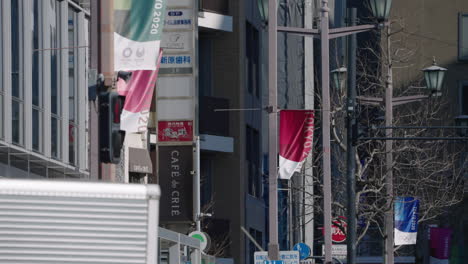 Eine-Zeitlupenaufnahme-Der-Abgesagten-Tokio-2020-Olympischen-Banner-In-Der-Stadt-In-Tokio,-Japan