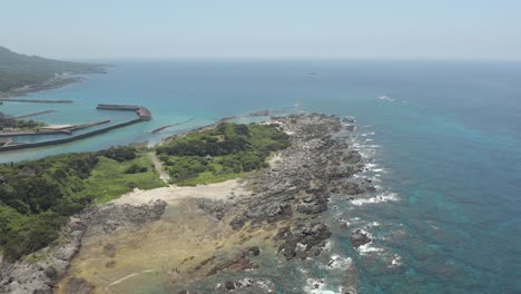 Piscinas-De-Marea-Tsukasaki-Y-Arrecife-En-El-Oeste-De-Yakushima,-Tiro-Aéreo-Hacia-Adelante