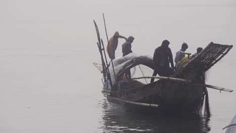 Fischer-Aus-Bangladesch-Ziehen-Netze-Aus-Dem-Flusswasser