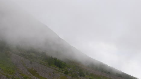Heavy-fog-rolls-over-the-mountainside