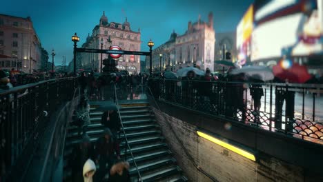 Time-lapse-of-Piccadilly-Circus-at-dusk-on-a-wet-night,-London,-UK