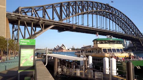 Sydney-Ferry-Arrives-at-the-Milsons-Point-Wharf