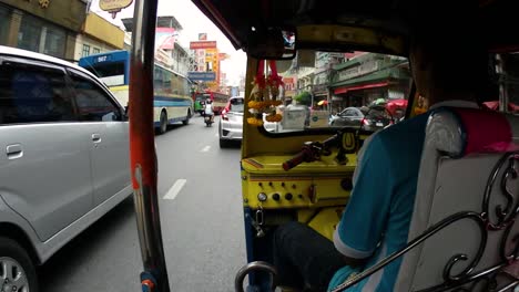 Das-Tuk-Tuk-Ist-Ein-Berühmtes-Fahrzeug-Zum-Pendeln-Und-Touren-Durch-Bangkok-Und-Wird-Hauptsächlich-In-Touristischen-Gebieten-Und-In-Der-Provinz-Gesehen
