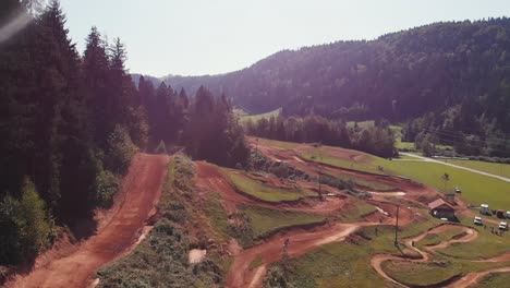 Drohnenaufnahme-Der-Motocross-Strecke-Im-Training