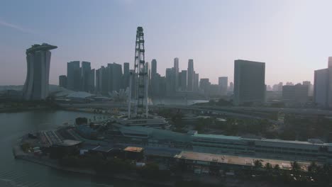 Zeitraffer-Der-Luftpanoramaansicht-Des-Stadtbildes-Von-Singapur-Mit-Beliebten-Touristenattraktionen,-Aufgenommen-Mit-Einer-Drohne
