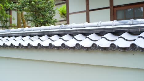 Tiro-Suave-De-Los-Tradicionales-Palets-Japoneses-En-La-Azotea-En-Kyoto,-Japón-Iluminación-Suave-Cámara-Lenta-4k