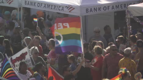 Pride-Friedensfahne-Weht-Bei-Der-River-City-Pride-Parade-In-Jacksonville,-Florida,-In-Der-Luft
