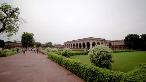 Agra-Fort-Ist-Wirklich-Eine-Ganze-Stadt-Mit-Roten-Mauern,-Und-Sie-Können-Leicht-Ein-Paar-Stunden-Damit-Verbringen,-Die-Verschiedenen-Gebäude-Und-Aussichtspunkte-In-Der-Festung-Zu-Durchstöbern