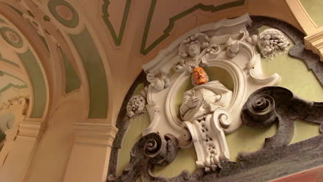 Niedrige-Winkelansicht-Der-Orangefarbenen-Statue-Von-Salvador-Dali-In-Neapel,-Italien