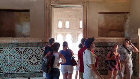Grupo-De-Turistas-En-Mexuar-Hall-En-Alhambra,-Granada,-España
