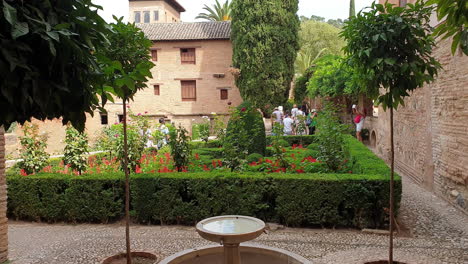 La-Gente-Visita-La-Corte-De-La-Lindaraja-En-La-Alhambra,-España