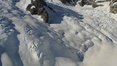 Imágenes-De-Drones-De-4k-Volando-Sobre-El-Glaciar-Y-Panoramizando-Para-Revelar-La-Montaña