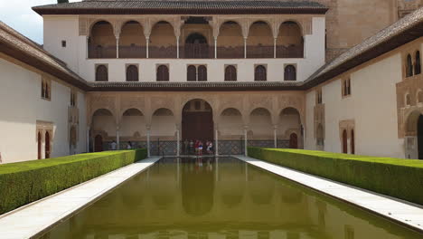 Piscina-Del-Patio-De-Los-Arrayanes-En-La-Alhambra,-Granada,-España