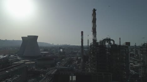 Silhouette-Einer-Großen-Ölraffinerie-Mit-Schornsteinen-Und-Erdöllagertanks