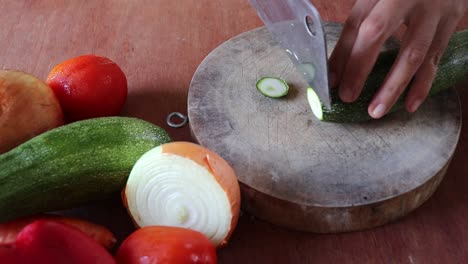 Hacken-Frischer-Zucchini-Für-Die-Zubereitung-Einer-Hausgemachten-Gemüsesuppe