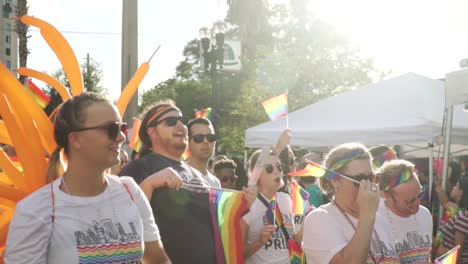 Menschen,-Die-Mit-Stolzfahnen-Auf-Der-Straße-Bei-Der-River-City-Pride-Parade-In-Jacksonville,-Fl.,-Marschieren