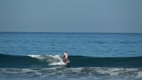 Macho-Surfeando-Las-Olas-Del-Mar-En-Costa-Rica
