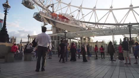 London-Eye-entry,-crowd-of-people-waiting-for-a-ride