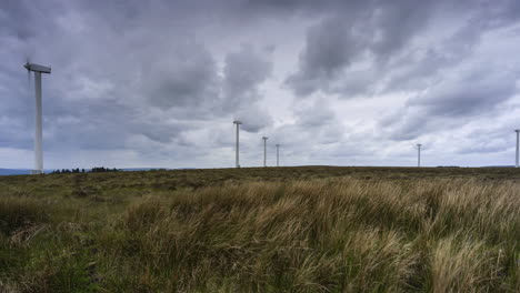 Lapso-De-Tiempo-De-Turbinas-Eólicas-Con-Nubes-Dramáticas-En-El-Paisaje-Remoto-De-Irlanda