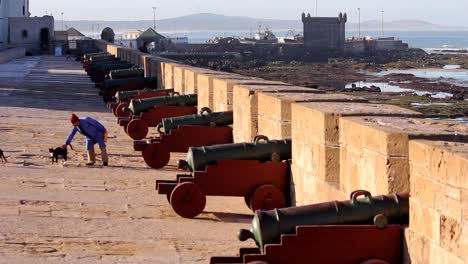 Schwenk-Nach-Links-Vom-Atlantik-Zum-Fischerhafen-Von-Essaouira,-Marokko,-Zeigt-Die-Zinnenmauer-Und-Die-Kanonen