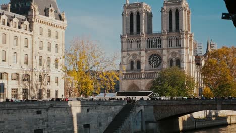 Nov-2019,-Paris,-Frankreich:-Die-Kathedrale-Notre-Dame-Nach-Dem-Brand,-Der-An-Einem-Schönen-Herbsttag-über-Die-Seine-Gesehen-Wurde