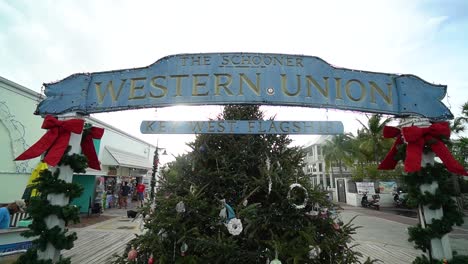 Letrero-De-Western-Union-En-Key-West-Decorado-Con-árbol-De-Navidad-Y-Guirnaldas-En-Cámara-Lenta