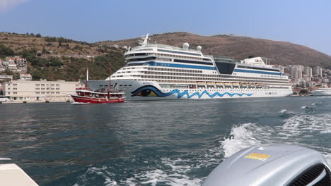 View-of-Coastline-and-Aida-Lub-Cruise-Ship-in-Dubrovnik,-Croatia