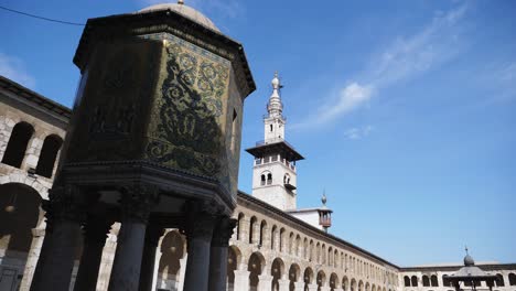 Tiro-Inclinado-Hacia-Abajo-Dentro-De-Una-Mezquita-En-Damasco,-Gente-Pasando