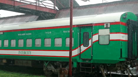 Stationärer-Dhaka-Intercity-Eisenbahnwagen,-Der-Bei-Regen-Auf-Dem-Abstellgleis-Geparkt-Ist