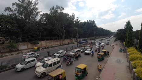 Bangalore-Verkehr-Außerhalb-Der-Stoßzeiten-Auf-Der-Straße-Swami-Vivakanand