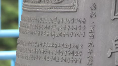 Nahaufnahme-Der-Glocke-Im-Wunderschönen-Buddhistischen-Wongaksa-Tempel-In-Ulsan,-Südkorea