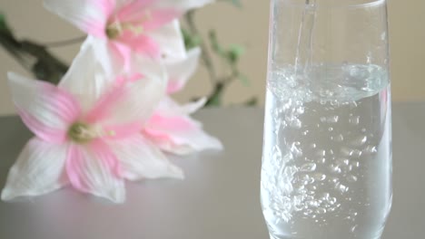 Erfrischendes-Wasser-Wird-In-Ein-Glas-Gegossen,-Um-Gesundheit-Und-Einen-Lebendigen-Lebensstil-Zu-Gewährleisten