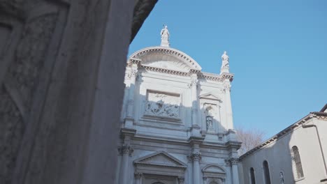 Künstlerische-Details-An-Der-Weißen-Fassade-Der-Kirche-San-Rocco,-Venedig,-Italien