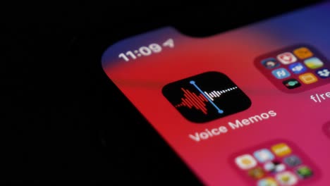 Voice-memo-app-icon-on-the-iPhone