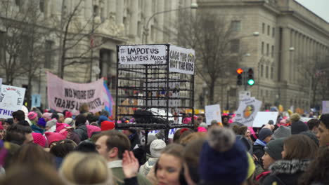 Große-Gruppe-Von-Demonstranten-Mit-Frauenrechtsschildern-Versammelten-Sich-Auf-Den-Straßen-Von-Washington-Dc-Und-Nahmen-Am-Frauenmarsch-Teil