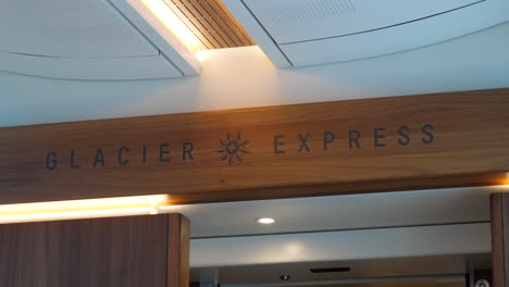Beschilderung-Mit-Dem-Glacier-Express-Namen-An-Bord-Des-First-Class-Personenwagens