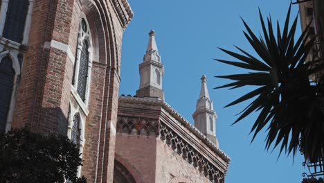 Basilica-di-Santa-Maria-Gloriosa-dei-Frari,-antique-church-in-Venice,-northern-Italy,-Low-angle-shot-of-the-towers