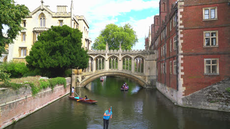 Cambridge-England,-circa-:-The-Bridge-of-Sigh-at-Saint-John's-College,-Cambridge,-UK