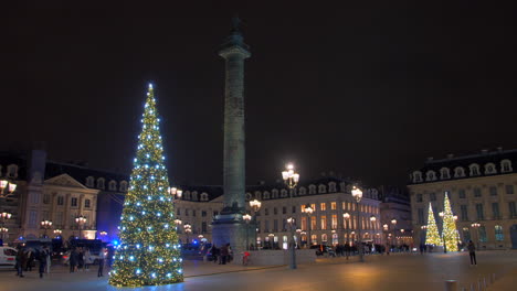Enorme-árbol-De-Navidad-Decorado-Con-Hermosos-Oropeles-Durante-Las-Vacaciones-De-Invierno,-Place-Vendome,-París,-Francia