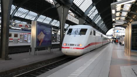 Tren-De-Hielo-Que-Sale-De-La-Estación-Central-De-Tren-De-Karlsruhe---Karlsruhe,-Alemania