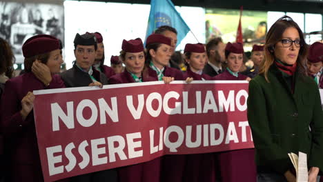 Trabajadores-De-Air-Italy-Uniformados-Con-Pancartas-De-Protesta-Y-Reportero