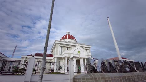 Palopo,-Indonesia-19-02-2020:-Oficina-Del-Alcalde-De-Palopo,-Gran-Ayuntamiento-Y-Edificio-Blanco