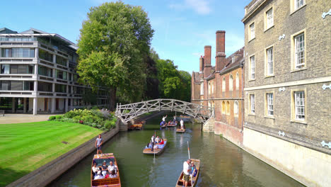 Cambridge,-Inglaterra,-Alrededor-De:-Gente-Remando-En-El-Río-Cam-Con-Puente-Matemático-En-Cambridge,-Reino-Unido