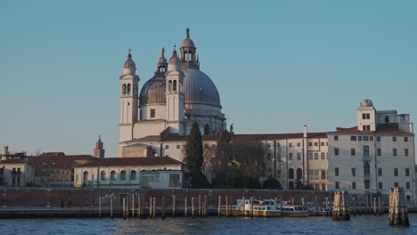 Basílica-De-Santa-Maria-Della-Salute-En-Venecia,-Italia